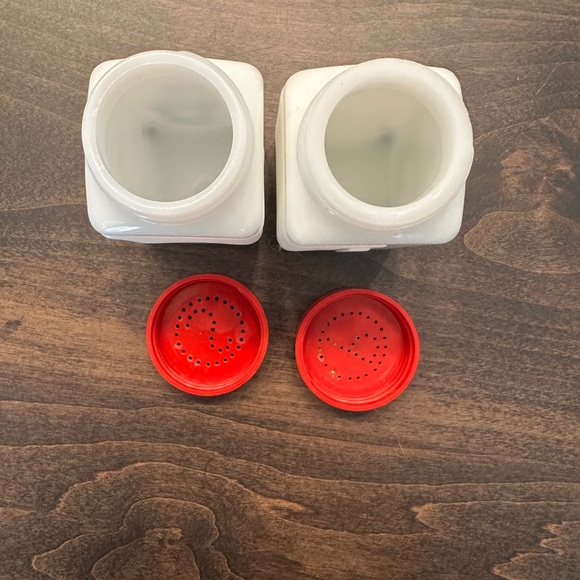 Magic Chef Vintage Salt & Pepper Shakers - Picture 8 of 8